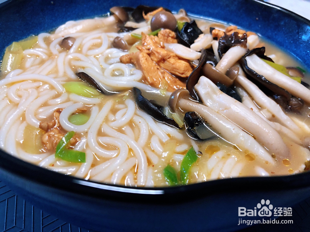 营养好吃的菌菇鸡汁米线