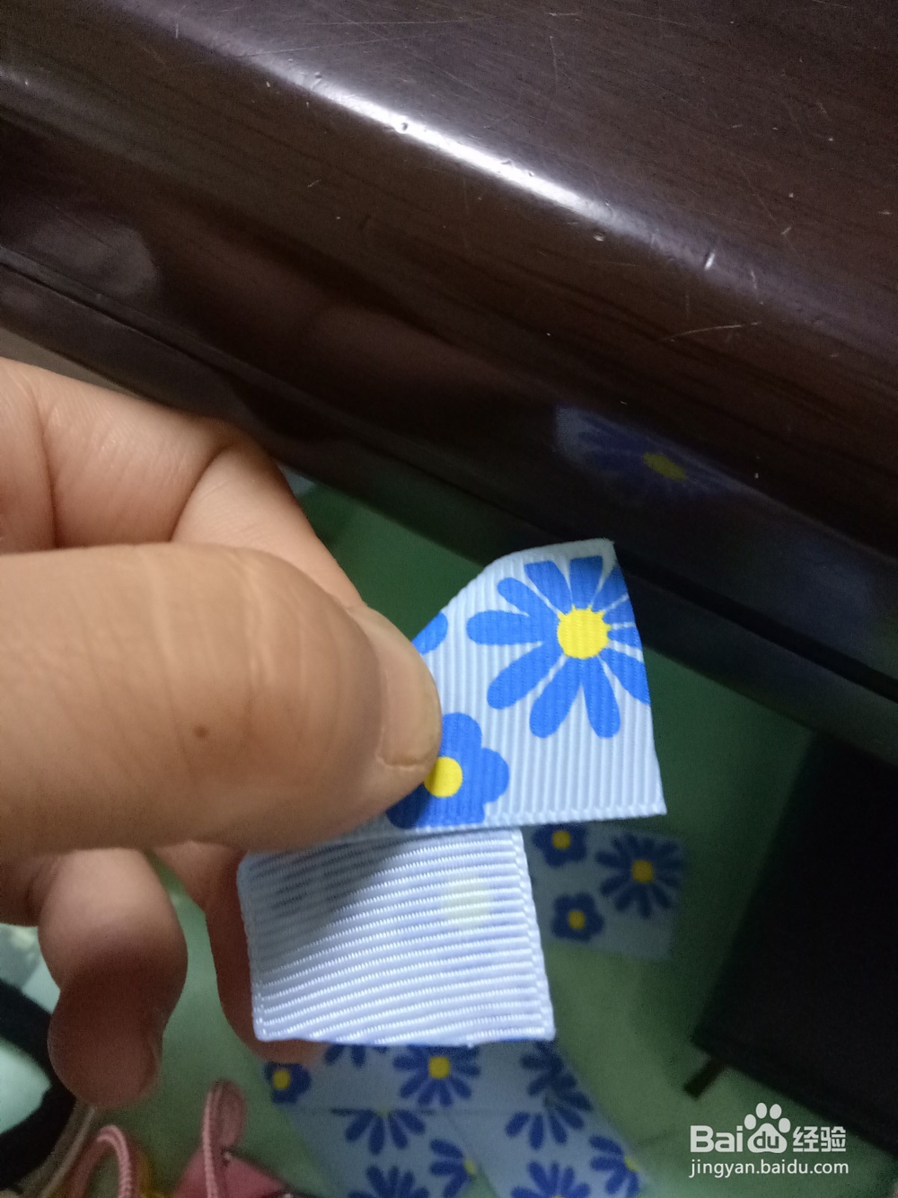 如何做一朵漂亮的丝带花