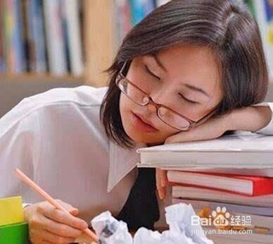 如何避免上课犯困？