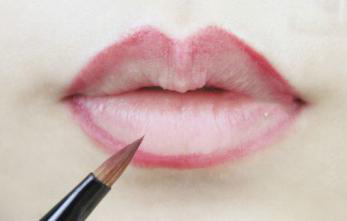 姿势不正确，再贵的口红涂着都不好看