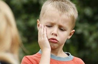 孩子爱打人，该怎么办？