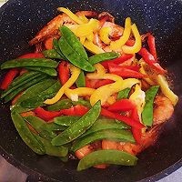 在家制作美味的什锦干锅香辣虾