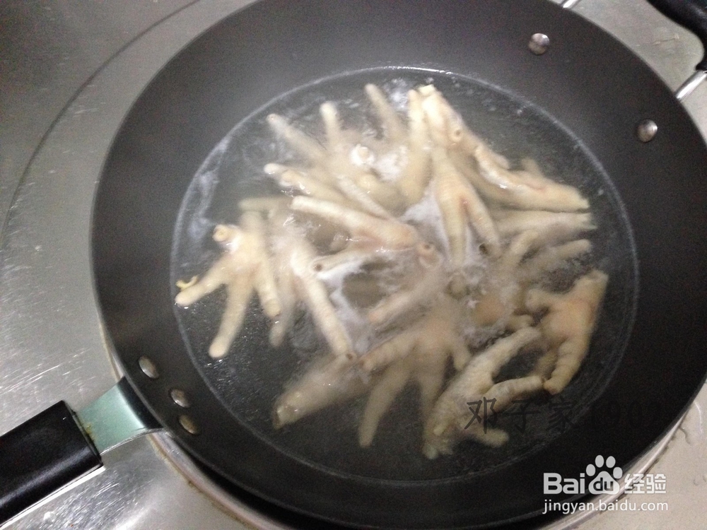 邓子家做的不油不腻好喝还美容的香菇凤爪汤