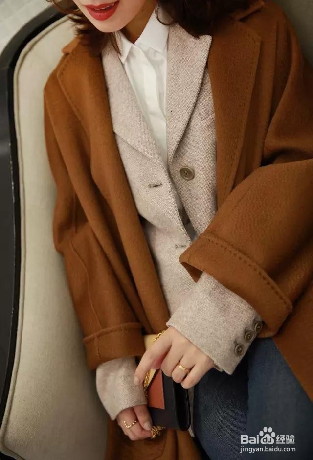 今年火热的焦糖色大衣该如何穿搭？