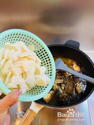 螃蟹炒年糕的做法