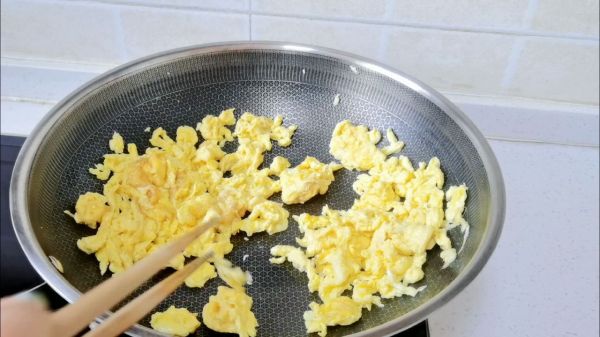 鸡蛋酱拌玉米面条