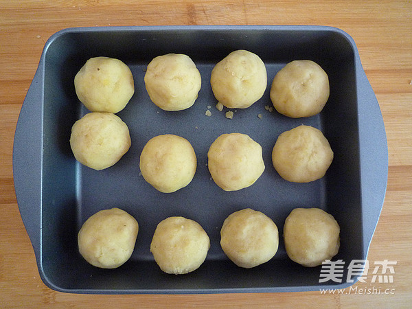 广式绿豆蛋黄月饼