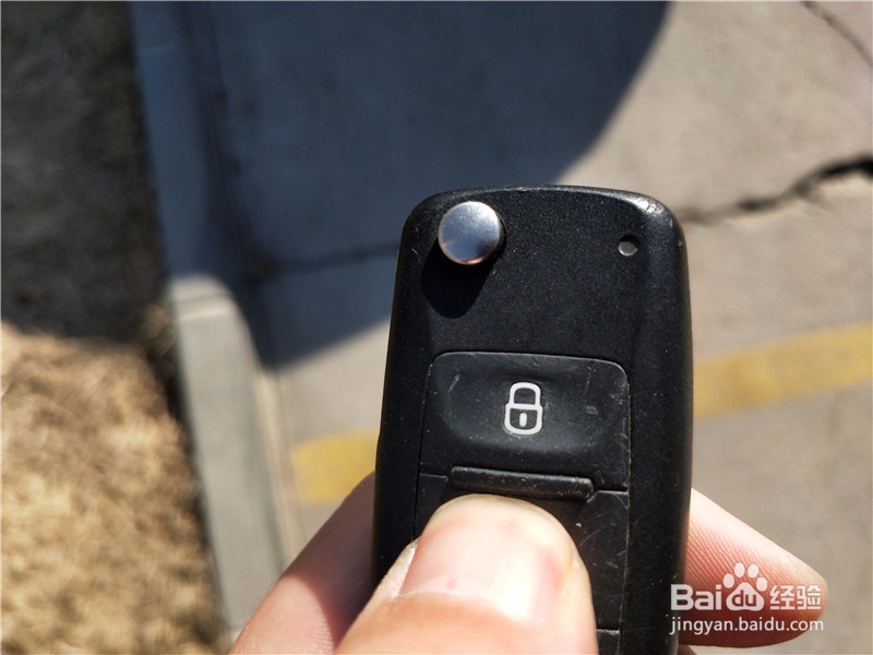 小轿车如何一键打开后备箱