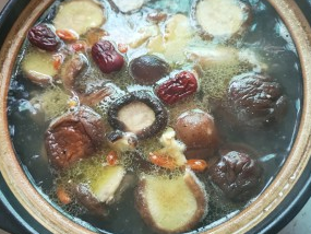 一个人如何做出美味的香菇炖鸡汤