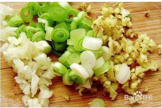 制作鲜香鱼头豆腐汤