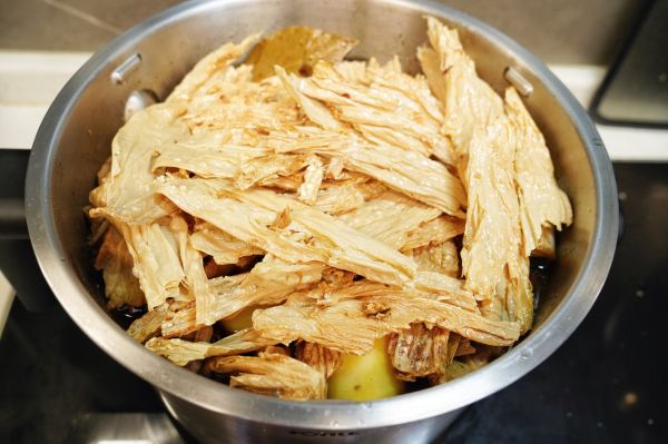 红烧土豆牛腩焖腐竹