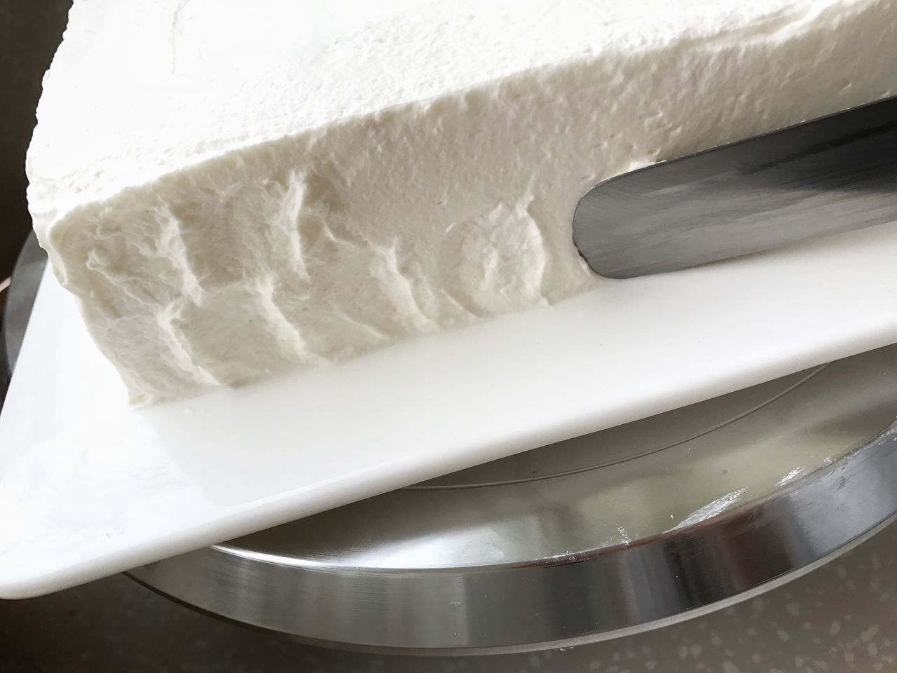 让我们一起学习草莓慕斯奶油蛋糕的做法吧