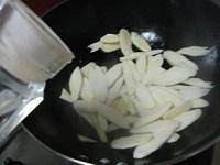 养生食补茭白炒培根的做法