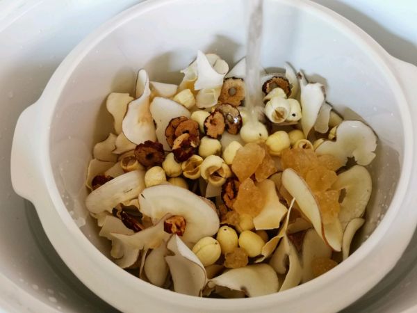 红枣莲子海底椰糖水