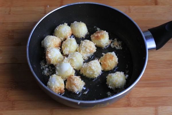 鱼子酱脆皮鹌鹑蛋吐司花杯