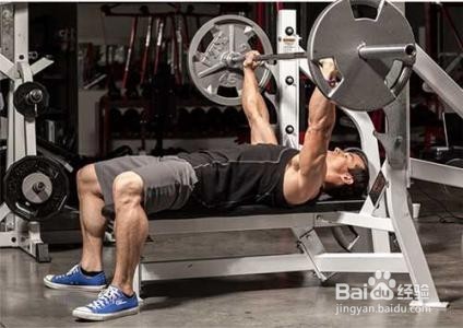 杠铃卧推的训练方法(健身对了吗)