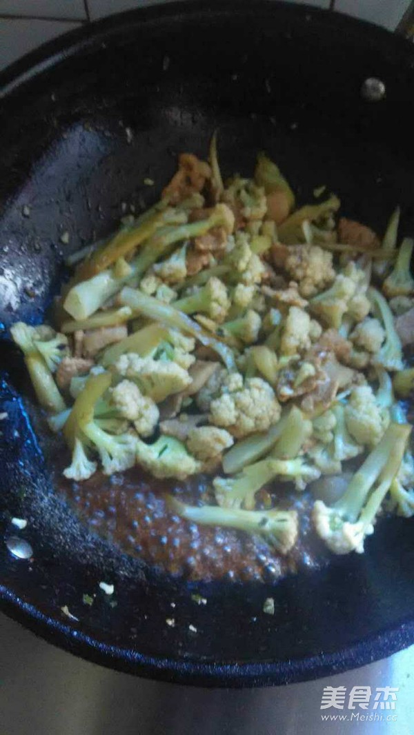 花菜炒肉片的做法