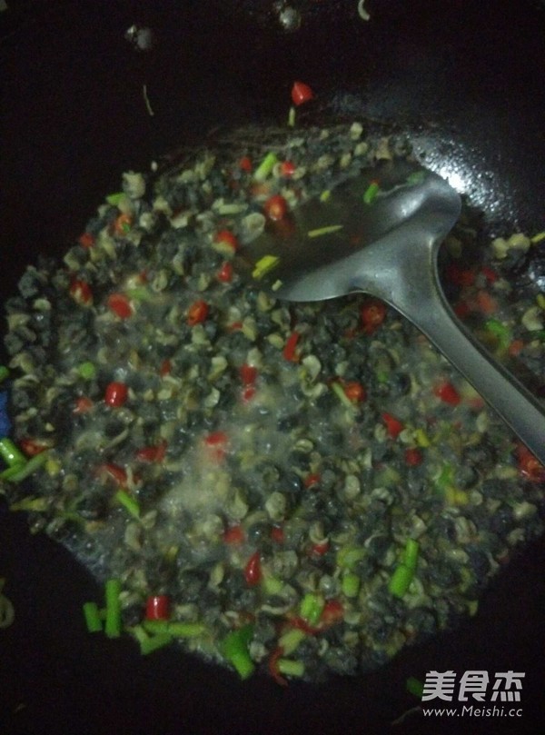 农家辣椒炒田螺肉