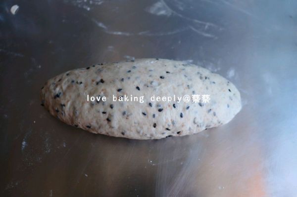 全麦黑芝麻软面包