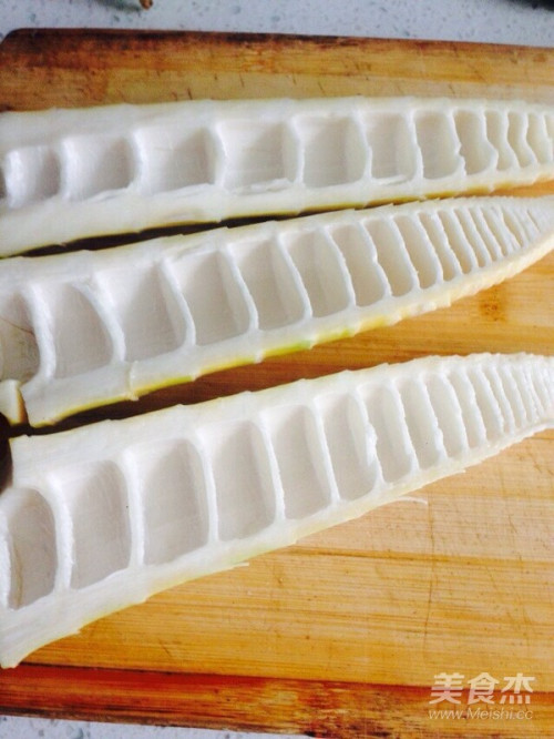 竹笋去外皮,洗净,从中间切开