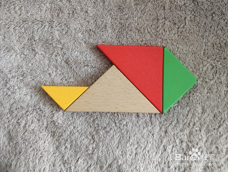 驾驶摩托艇的小哥哥用七巧板怎么拼