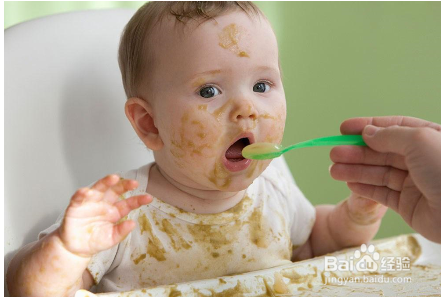 <b>怎样让宝宝自己学会吃饭</b>