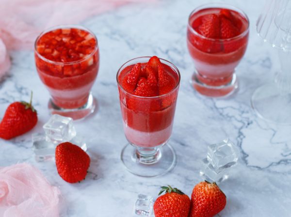 三色草莓果冻布丁