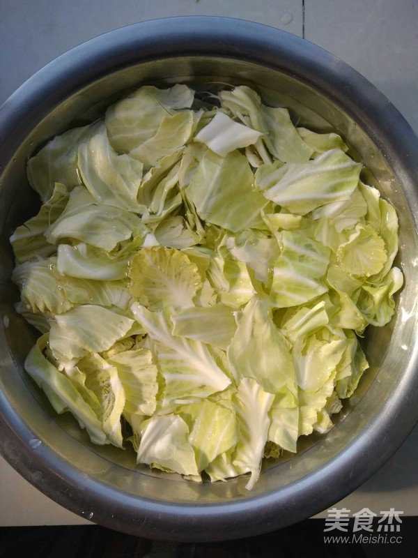 手撕卷心菜的做法