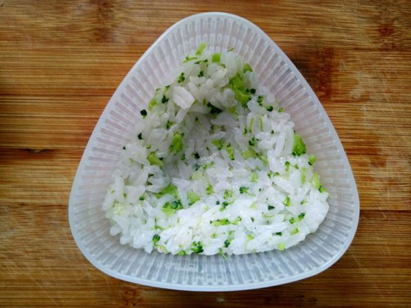 西兰花肉松饭团