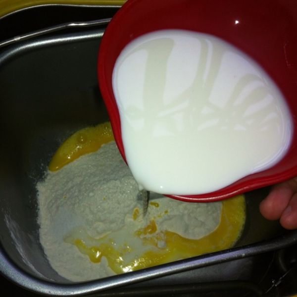 葡萄干花环面包