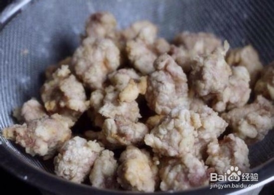 酸甜可口的菠萝咕噜肉,吃一口就爱上它!