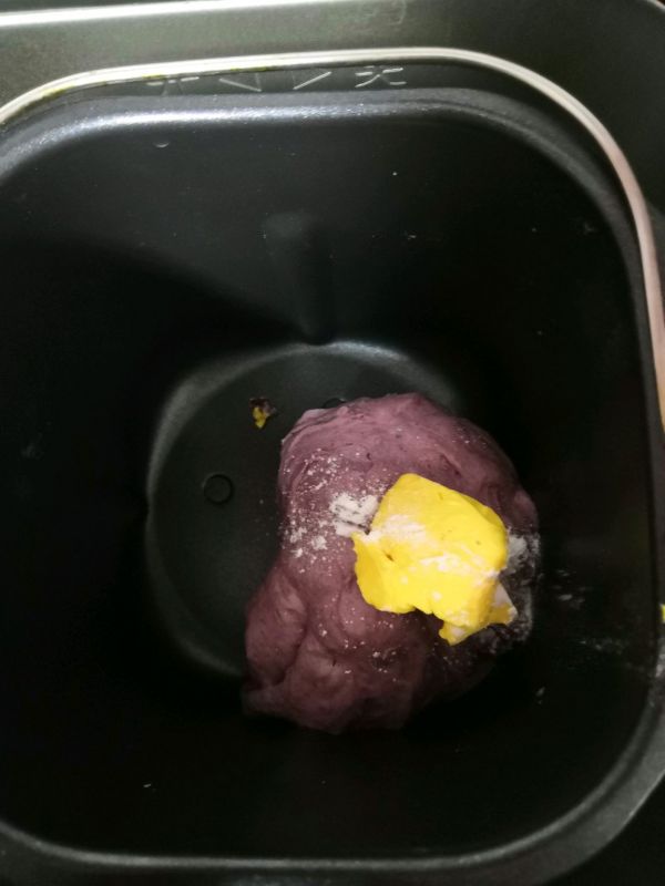 紫薯麻薯肉松软欧包