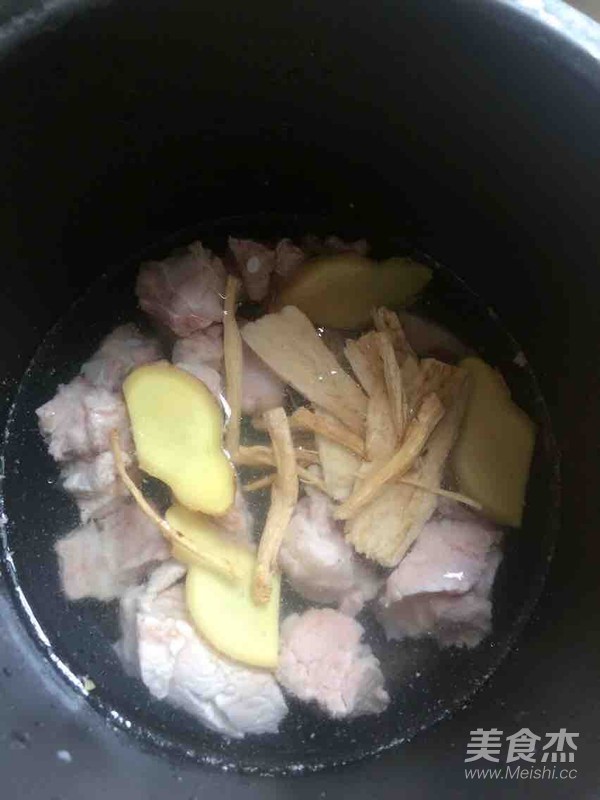 党参黄芪玉米排骨汤