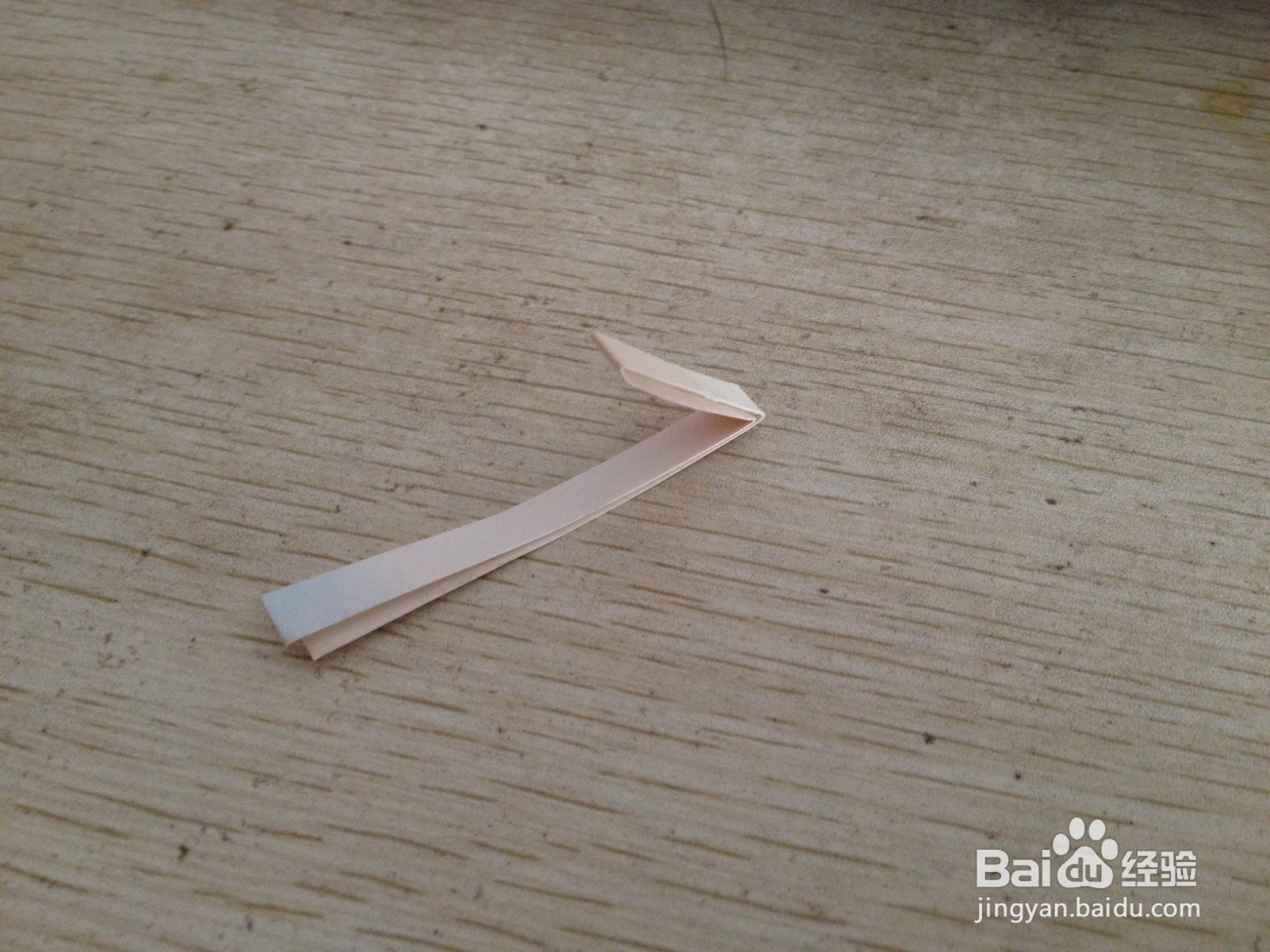 如何用一个细长的硬卡纸做四支中性笔的简易支架