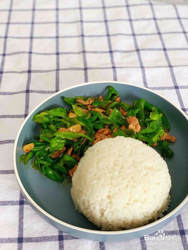 青椒肉丝盖饭怎么做