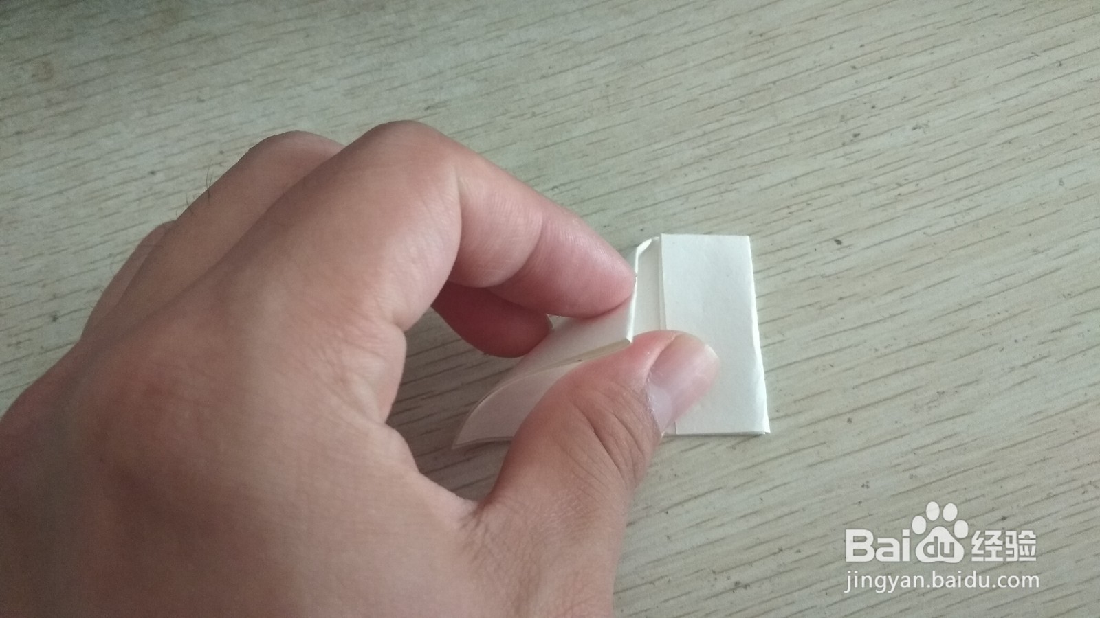 如何用一块正方形素描画纸做梯形的简易钢笔支架