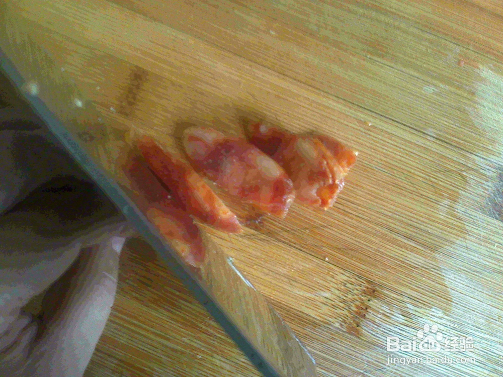 老年人怎样用刀来切腊肠片