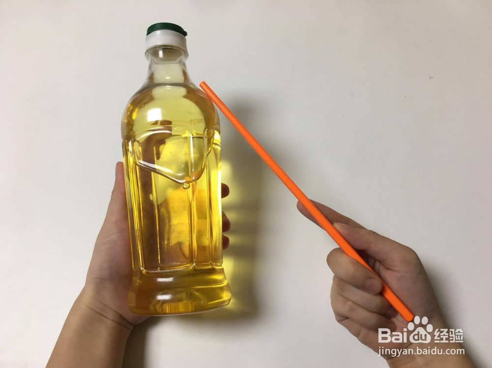 <b>家里的食用油是否安全？用根筷子轻松辨别地沟油</b>