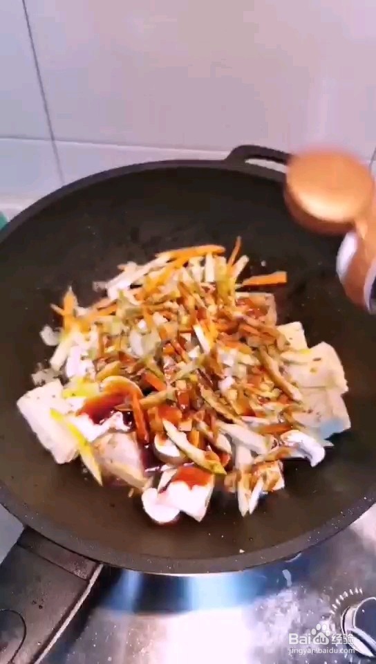 松茸春笋煲豆腐的做法