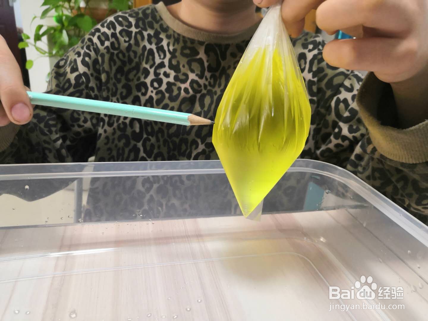 如何做神奇的水袋小实验