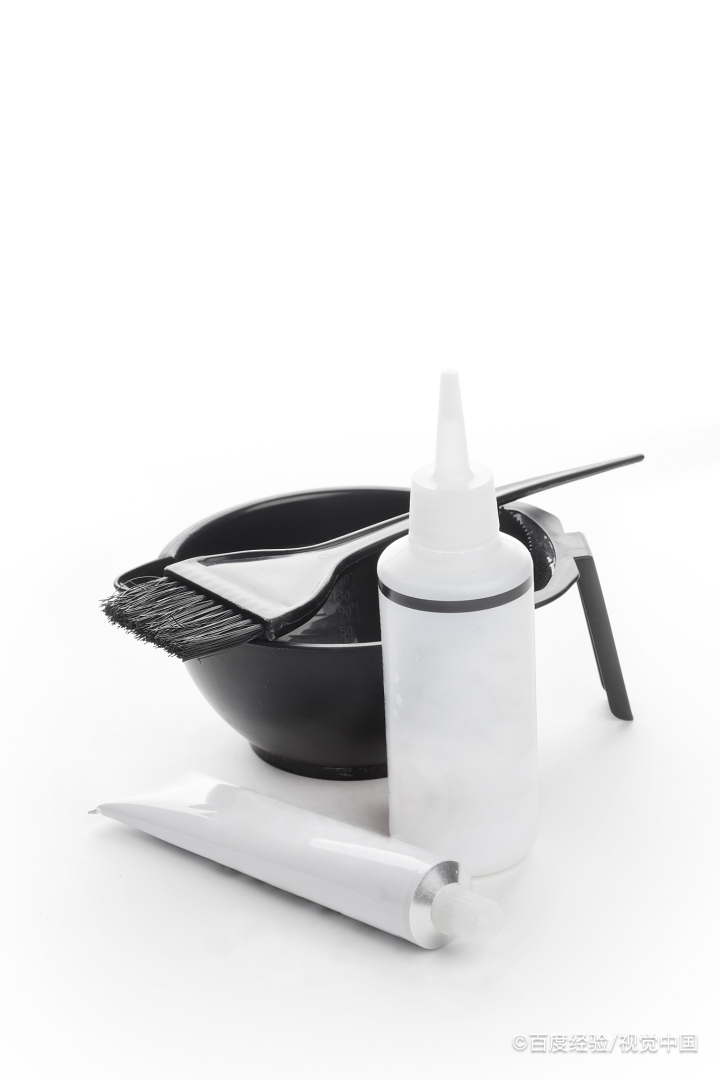 白鞋上粘了泥巴留下泥渍洗不掉了怎么办？