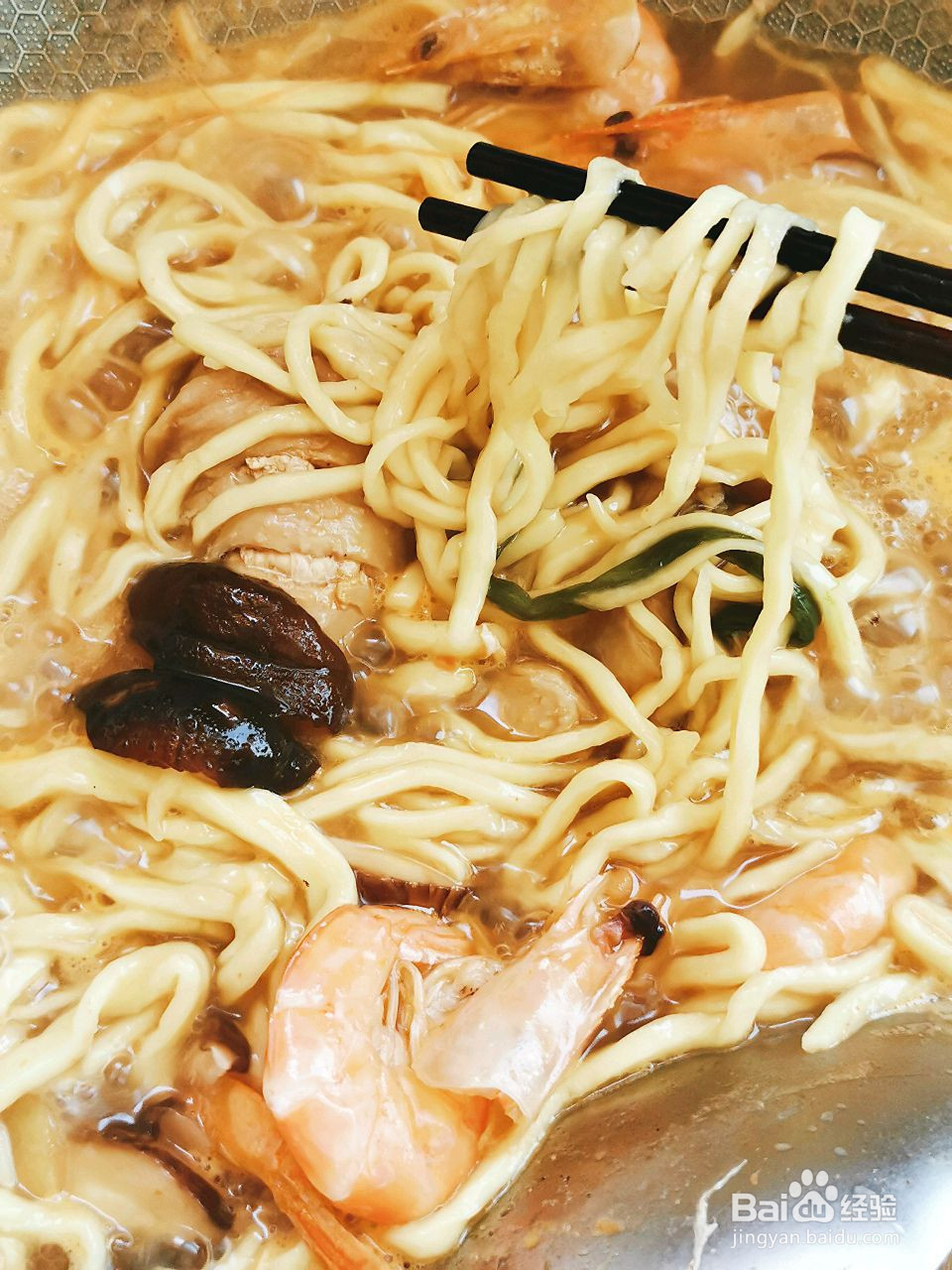 鲜虾鸡腿沙茶碱面的做法