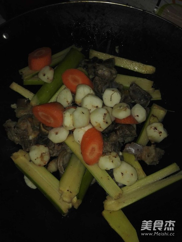 养生羊腩煲的做法