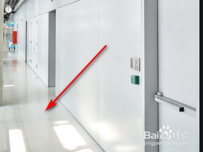 安全出口的疏散门应向哪里开启？