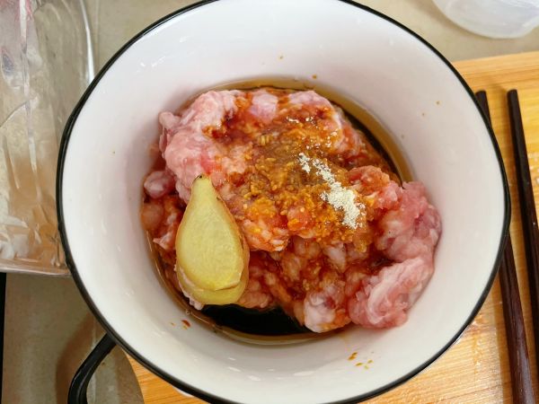 蒜蓉娃娃菜金针菇肉卷