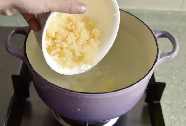 蔓越莓桃胶银耳羹