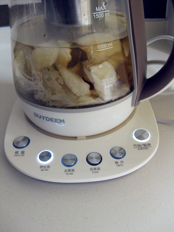 罗汉果银耳雪梨养生汤