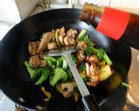 西兰花炒鸡的做法