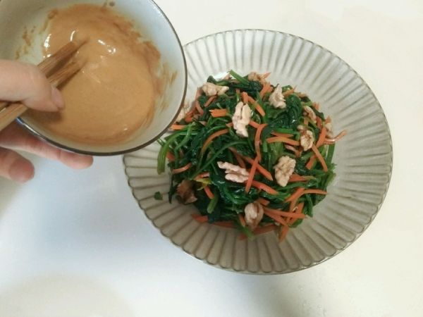 麻酱拌坚果菠菜