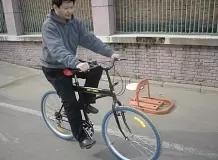 自行车踩一圈咔哒一下是什么原因